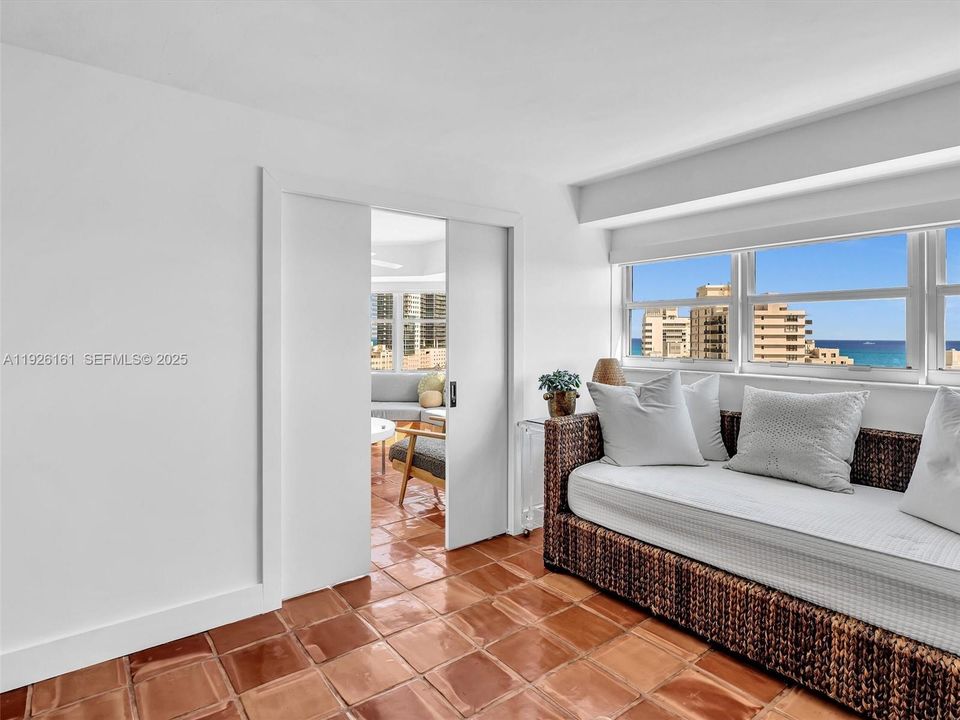 For Rent: $3,500 (2 beds, 2 baths, 940 Square Feet)