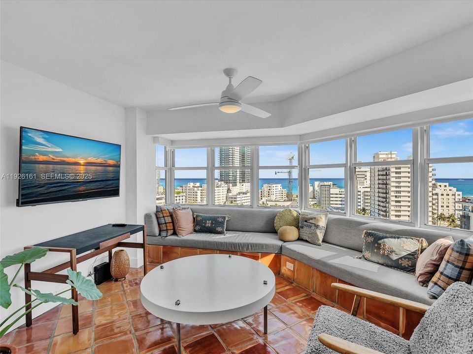 For Rent: $3,500 (2 beds, 2 baths, 940 Square Feet)