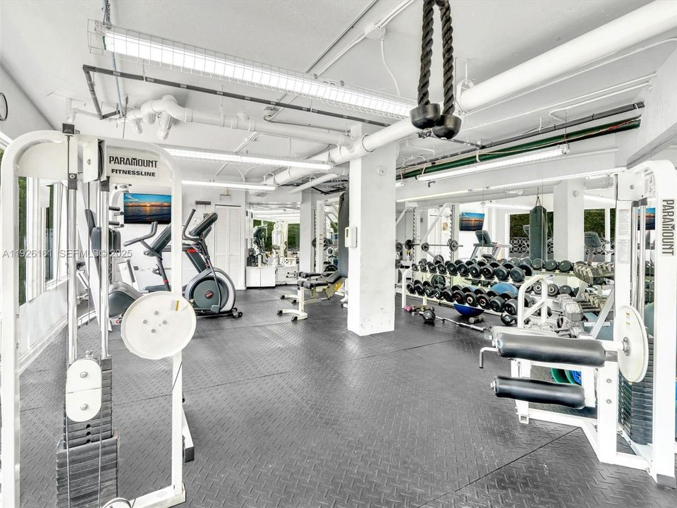 For Rent: $3,500 (2 beds, 2 baths, 940 Square Feet)