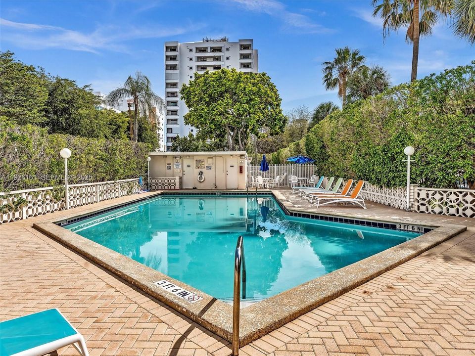 For Rent: $3,500 (2 beds, 2 baths, 940 Square Feet)