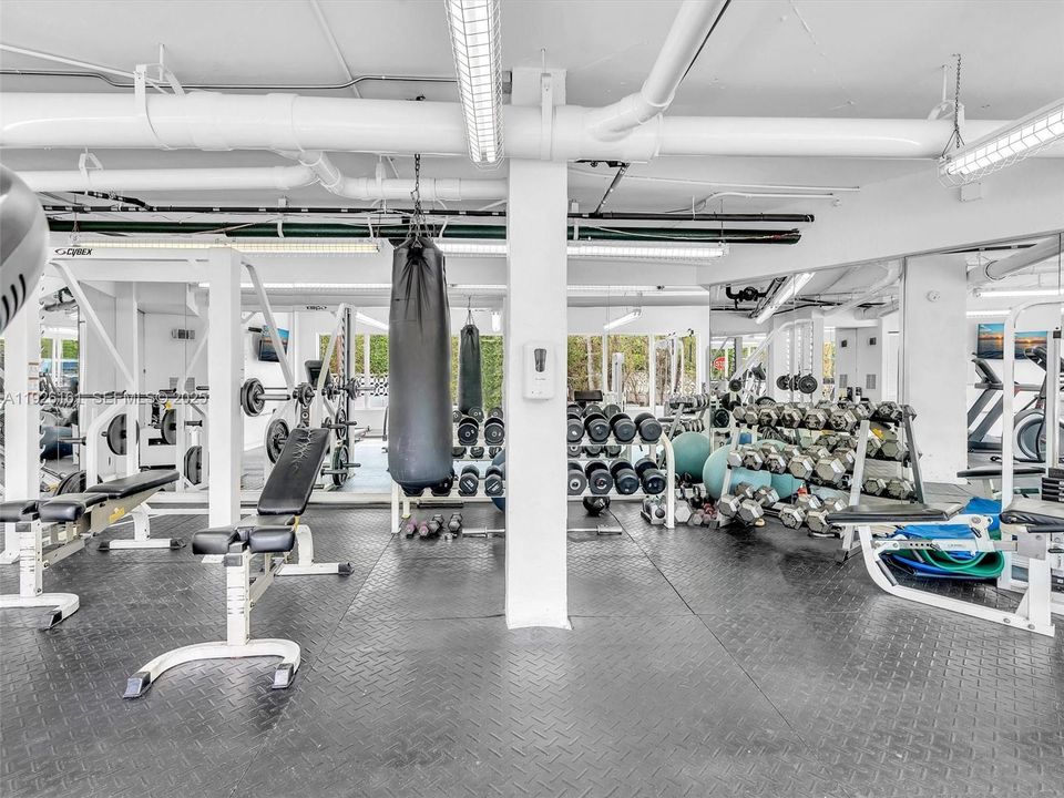 For Rent: $3,500 (2 beds, 2 baths, 940 Square Feet)