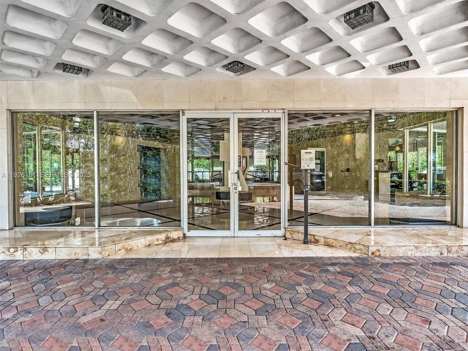 For Rent: $3,500 (2 beds, 2 baths, 940 Square Feet)