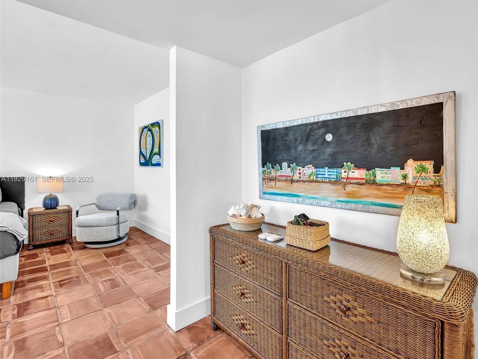 For Rent: $3,500 (2 beds, 2 baths, 940 Square Feet)