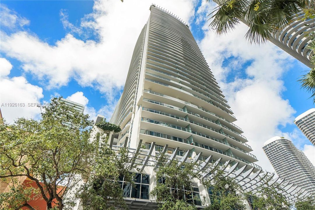 For Sale: $540,000 (1 beds, 1 baths, 877 Square Feet)