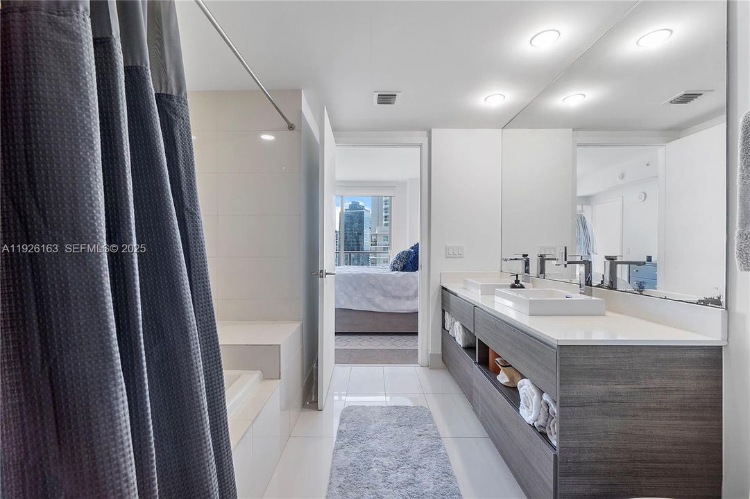 For Sale: $540,000 (1 beds, 1 baths, 877 Square Feet)