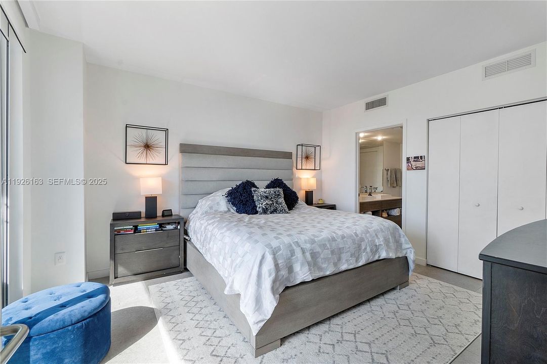 For Sale: $540,000 (1 beds, 1 baths, 877 Square Feet)