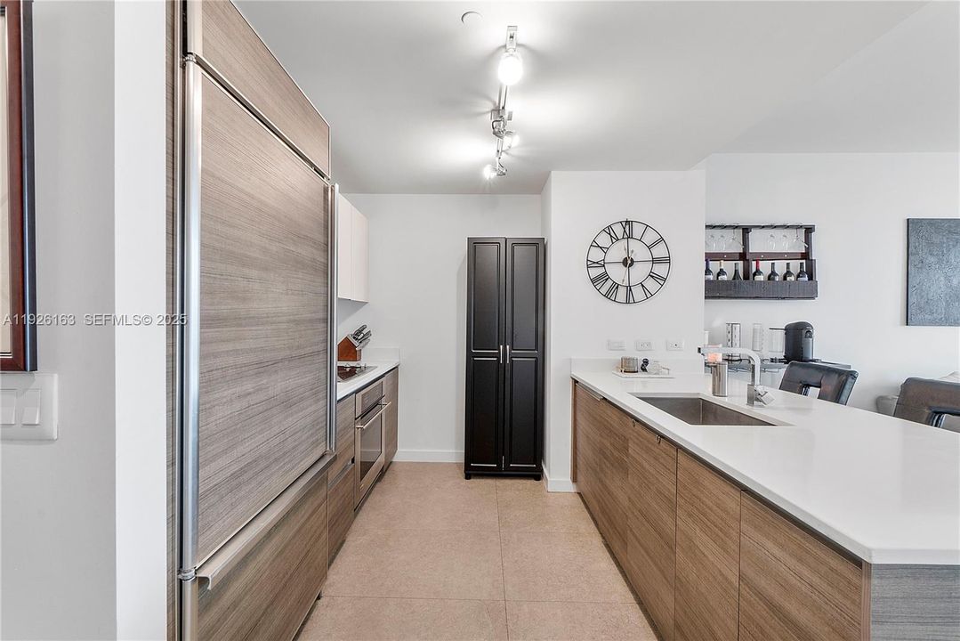 For Sale: $540,000 (1 beds, 1 baths, 877 Square Feet)