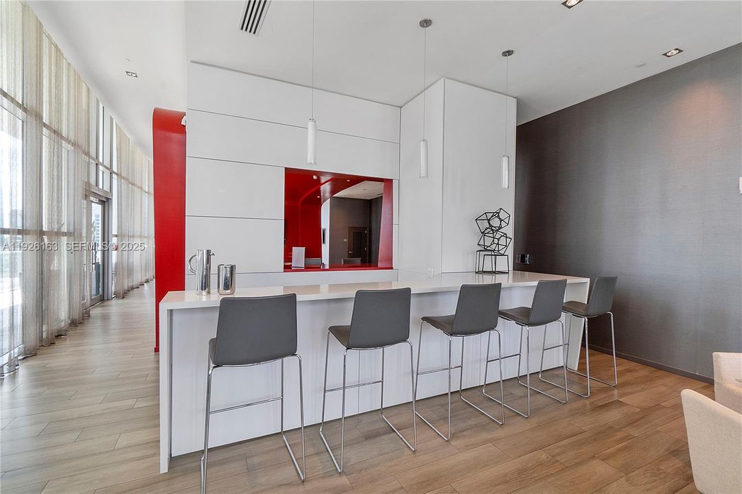 For Sale: $540,000 (1 beds, 1 baths, 877 Square Feet)