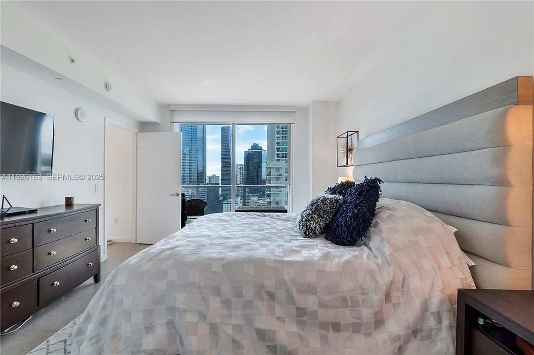 For Sale: $540,000 (1 beds, 1 baths, 877 Square Feet)