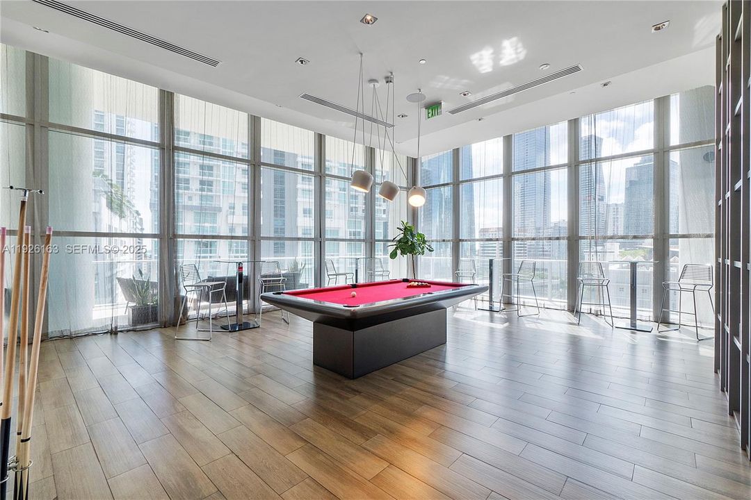 For Sale: $540,000 (1 beds, 1 baths, 877 Square Feet)