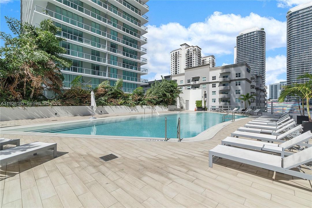 For Sale: $540,000 (1 beds, 1 baths, 877 Square Feet)