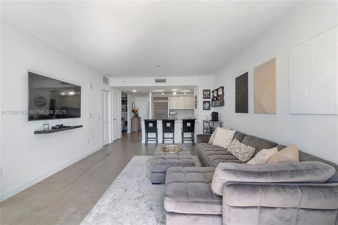 For Sale: $540,000 (1 beds, 1 baths, 877 Square Feet)