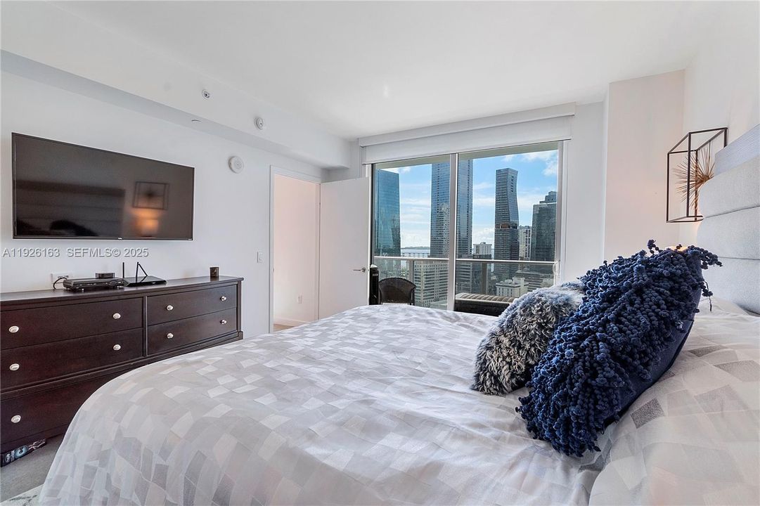 For Sale: $540,000 (1 beds, 1 baths, 877 Square Feet)