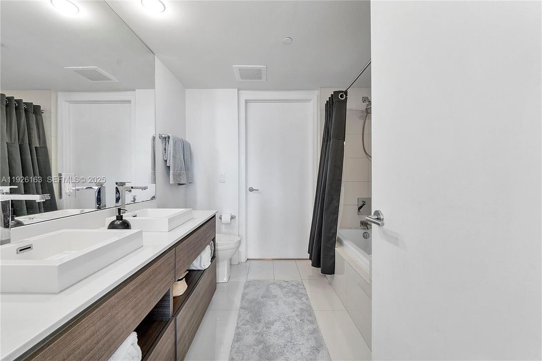 For Sale: $540,000 (1 beds, 1 baths, 877 Square Feet)