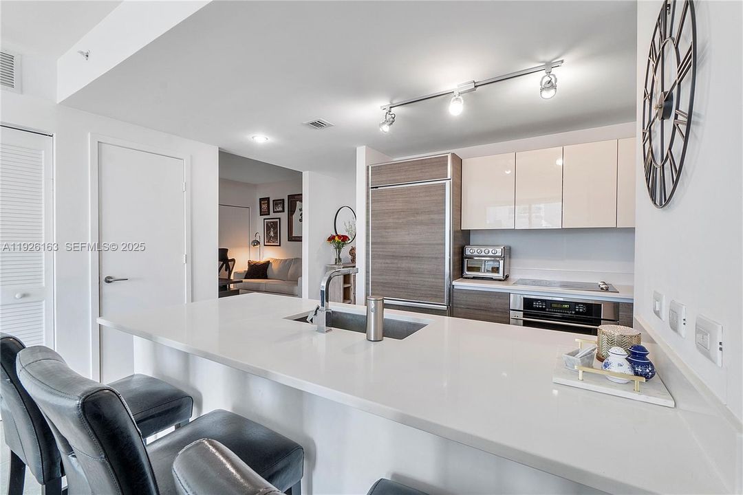 For Sale: $540,000 (1 beds, 1 baths, 877 Square Feet)