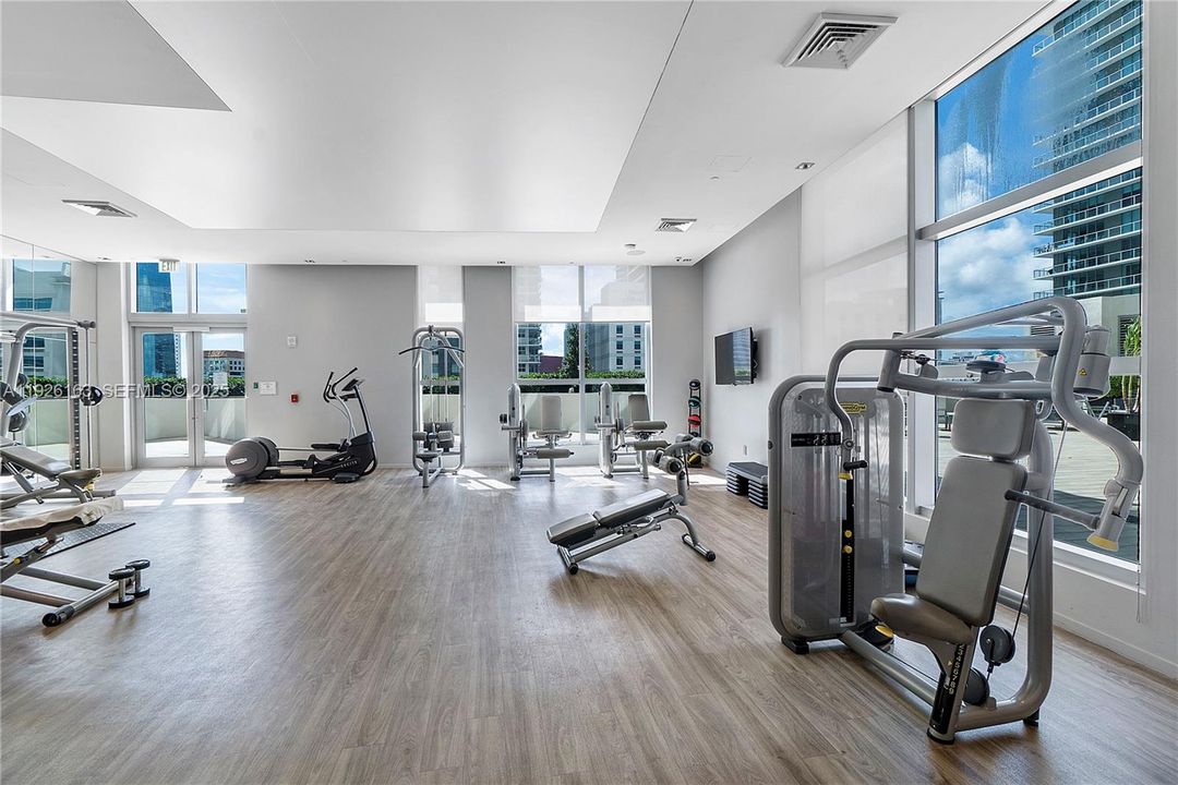 For Sale: $540,000 (1 beds, 1 baths, 877 Square Feet)