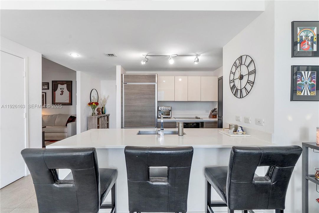 For Sale: $540,000 (1 beds, 1 baths, 877 Square Feet)