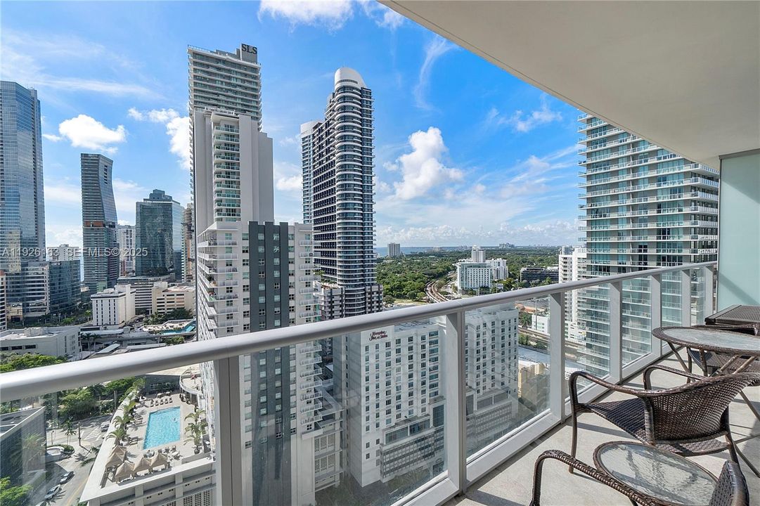 For Sale: $540,000 (1 beds, 1 baths, 877 Square Feet)