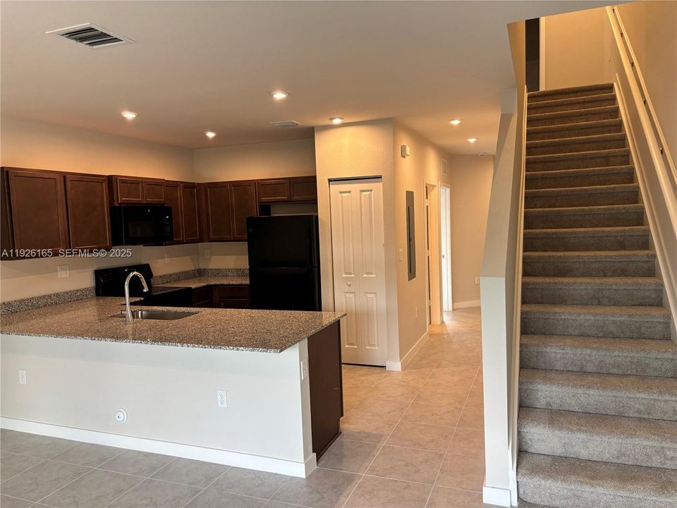 出租: $2,400 (3 贝兹, 3 浴室, 1260 平方英尺)