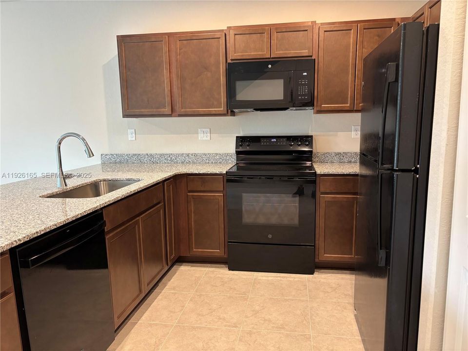 出租: $2,400 (3 贝兹, 3 浴室, 1260 平方英尺)