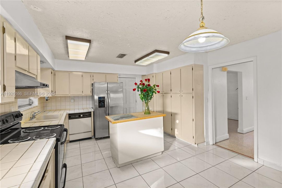 For Sale: $1,198,000 (3 beds, 2 baths, 1900 Square Feet)