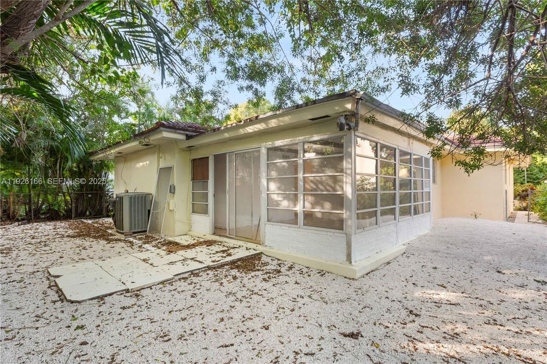 For Sale: $1,198,000 (3 beds, 2 baths, 1900 Square Feet)