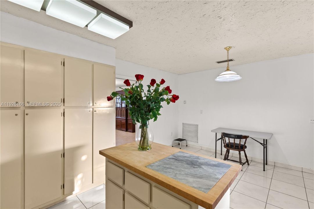 For Sale: $1,198,000 (3 beds, 2 baths, 1900 Square Feet)