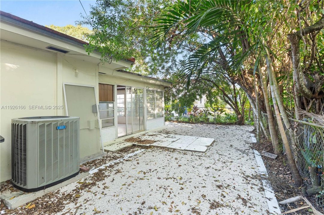 For Sale: $1,198,000 (3 beds, 2 baths, 1900 Square Feet)