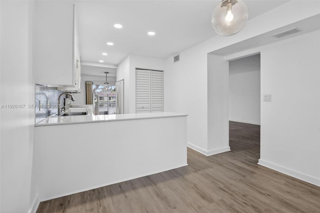 待售: $432,000 (4 贝兹, 2 浴室, 2170 平方英尺)