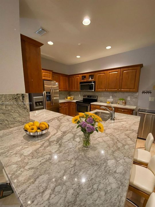 En Venta: $750,000 (5 camas, 3 baños, 2144 Pies cuadrados)