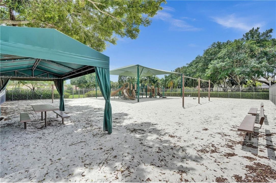 En Venta: $750,000 (5 camas, 3 baños, 2144 Pies cuadrados)