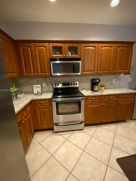 En Venta: $750,000 (5 camas, 3 baños, 2144 Pies cuadrados)