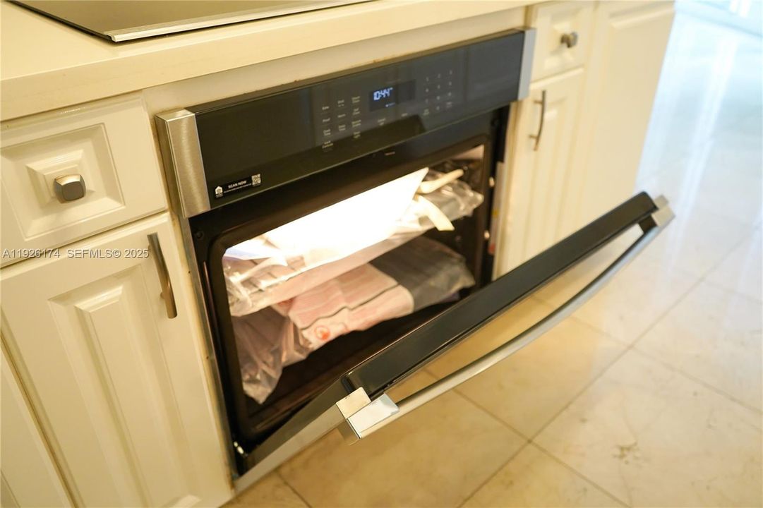 For Sale: $2,000,000 (2 beds, 2 baths, 1763 Square Feet)