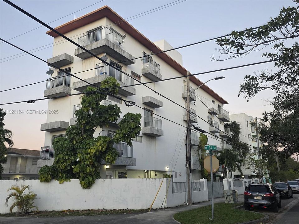 For Rent: $2,100 (2 beds, 1 baths, 11982 Square Feet)