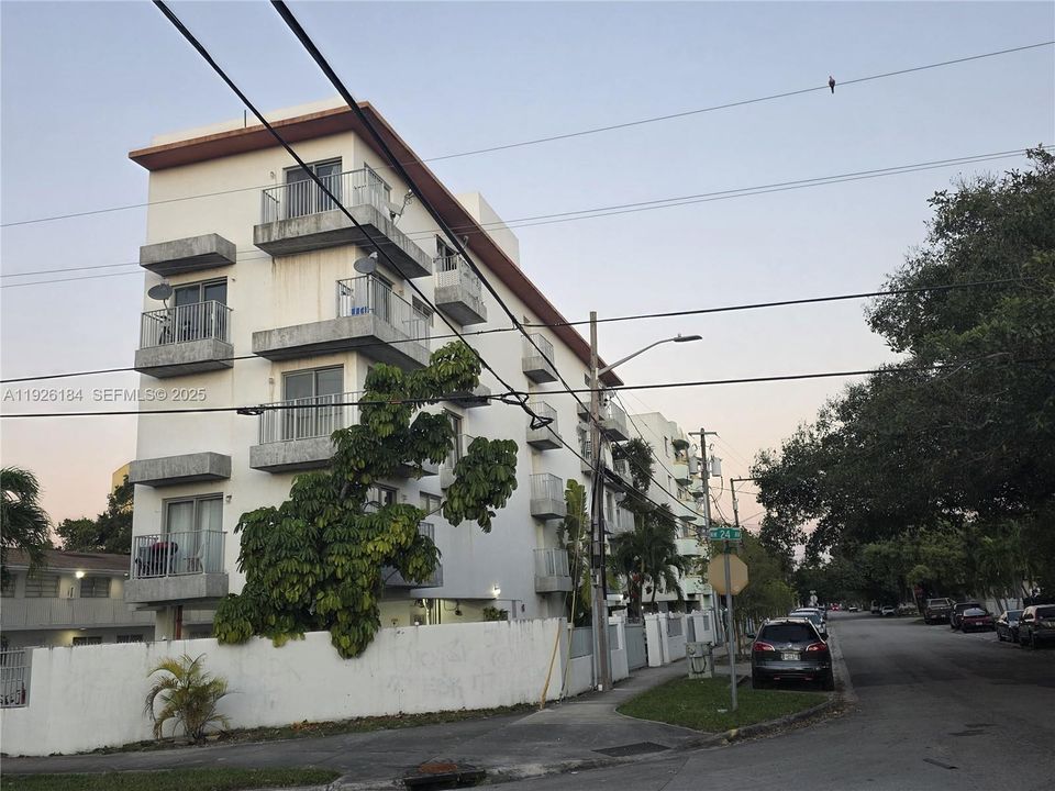 For Rent: $2,100 (2 beds, 1 baths, 11982 Square Feet)