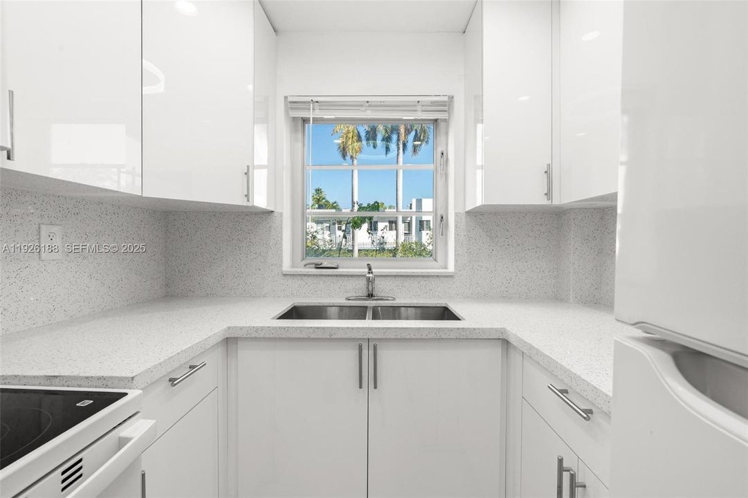 На продажу: $475,000 (2 спален, 1 ванн, 874 Квадратных фут)