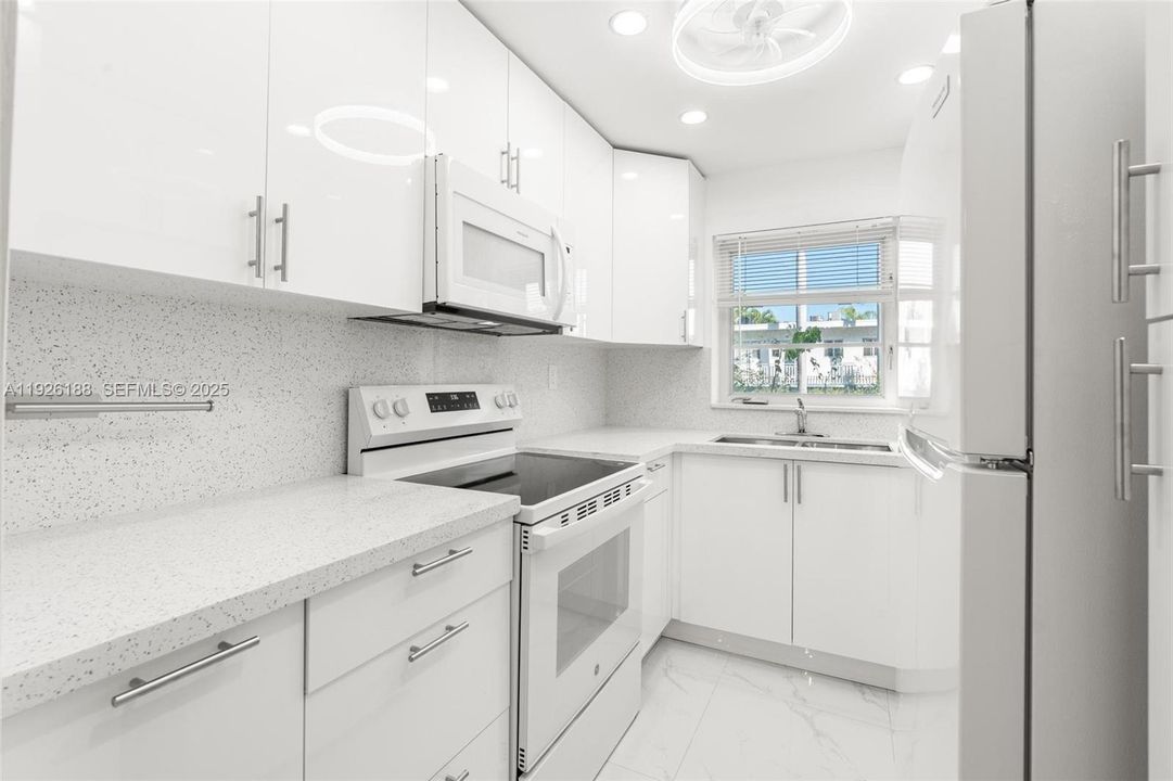 На продажу: $475,000 (2 спален, 1 ванн, 874 Квадратных фут)