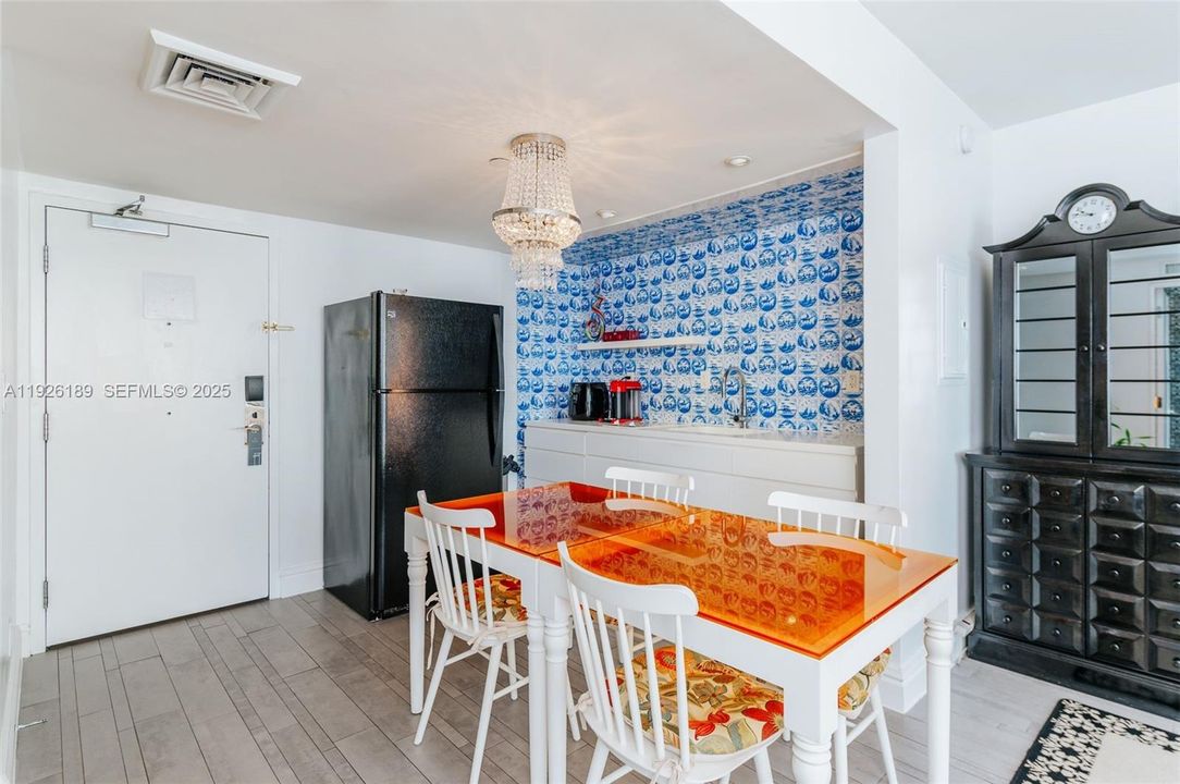 For Rent: $4,100 (1 beds, 1 baths, 741 Square Feet)