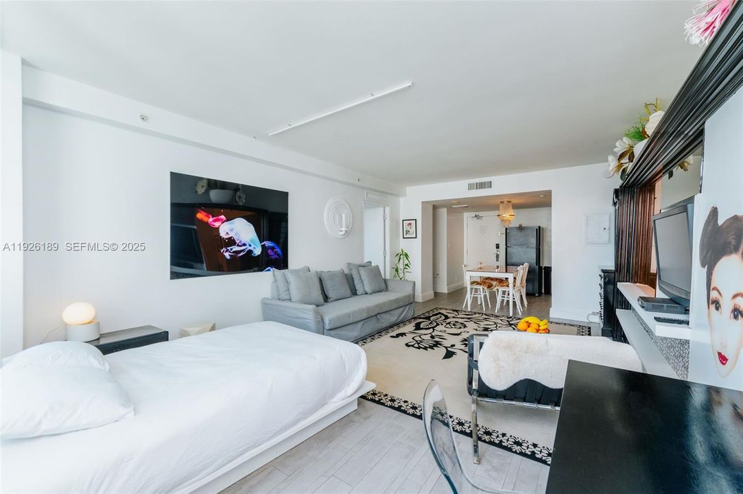 For Rent: $4,100 (1 beds, 1 baths, 741 Square Feet)