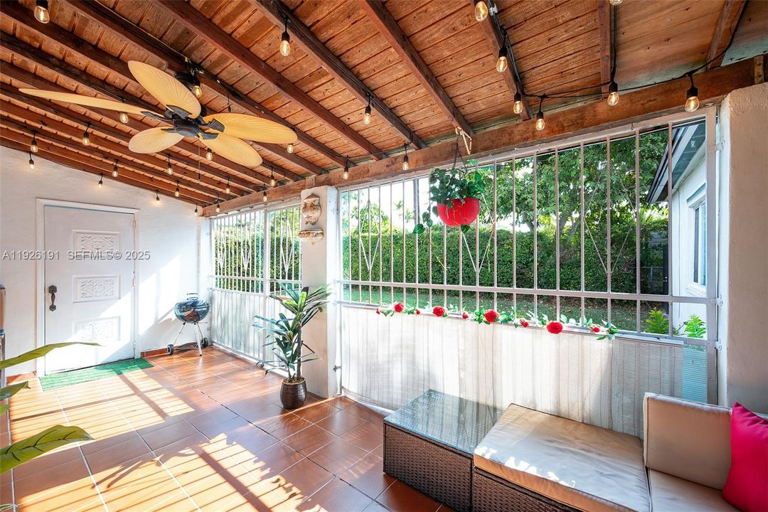 En Venta: $719,000 (4 camas, 2 baños, 1711 Pies cuadrados)