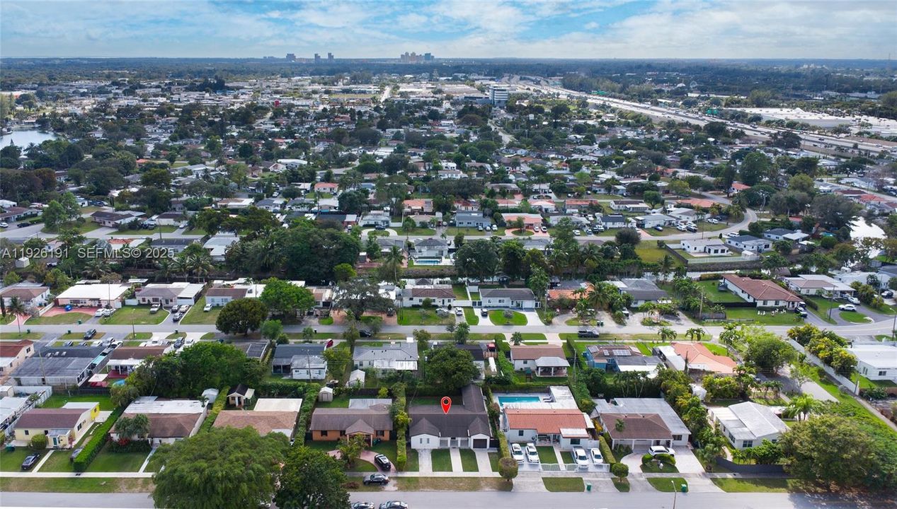 En Venta: $719,000 (4 camas, 2 baños, 1711 Pies cuadrados)