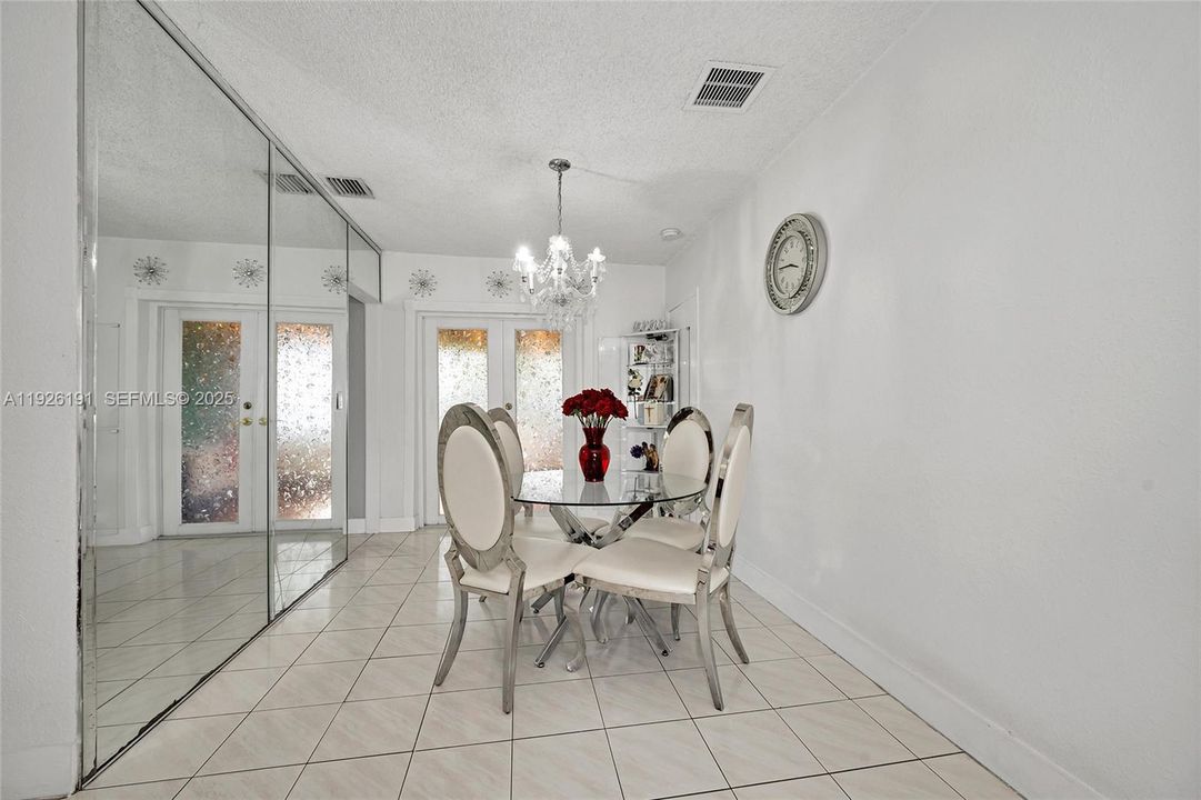 En Venta: $719,000 (4 camas, 2 baños, 1711 Pies cuadrados)