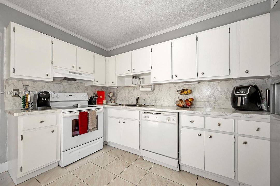 En Venta: $719,000 (4 camas, 2 baños, 1711 Pies cuadrados)