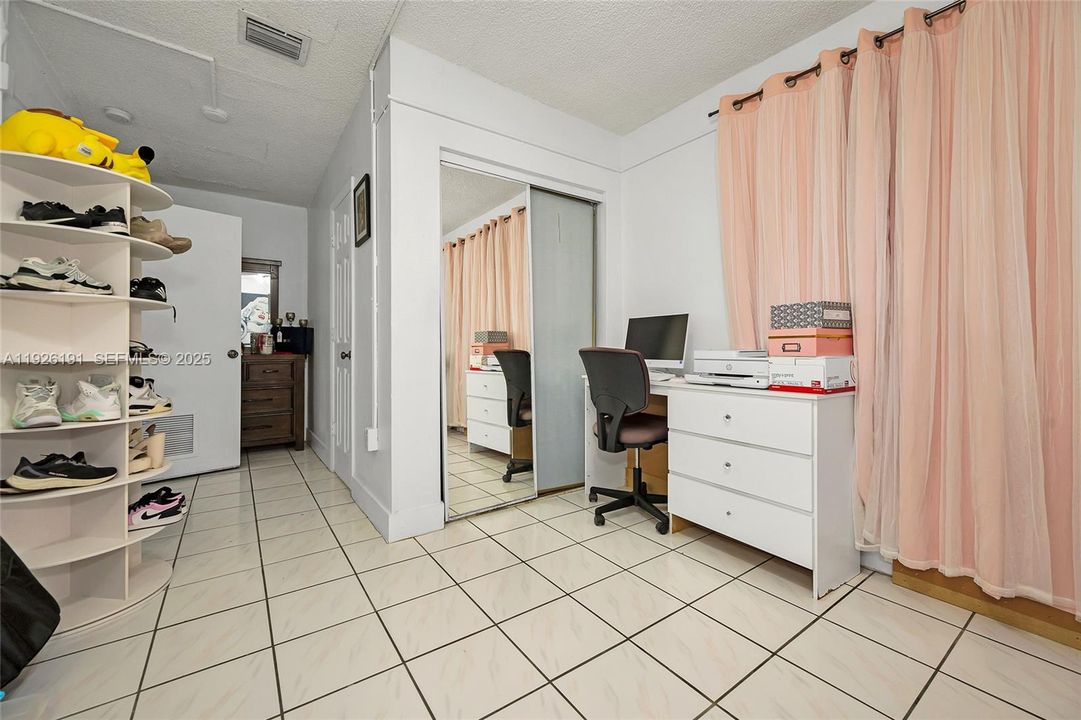 En Venta: $719,000 (4 camas, 2 baños, 1711 Pies cuadrados)