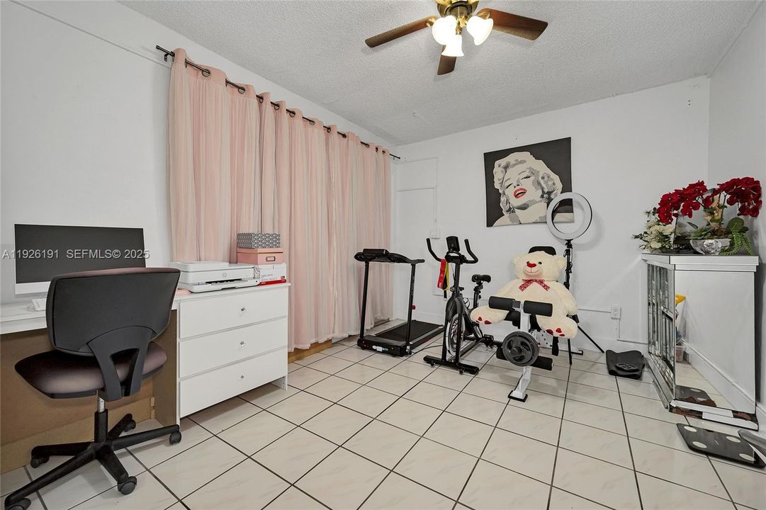 En Venta: $719,000 (4 camas, 2 baños, 1711 Pies cuadrados)