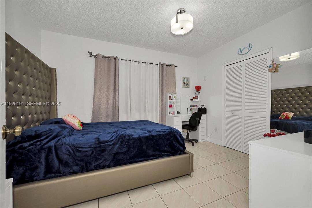 En Venta: $719,000 (4 camas, 2 baños, 1711 Pies cuadrados)