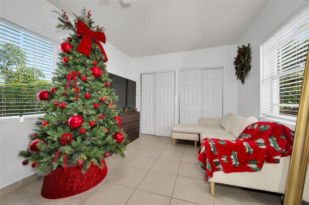 En Venta: $719,000 (4 camas, 2 baños, 1711 Pies cuadrados)