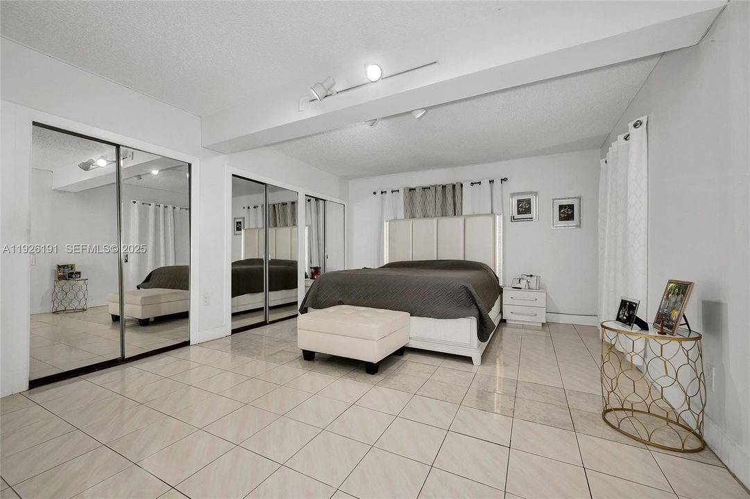 En Venta: $719,000 (4 camas, 2 baños, 1711 Pies cuadrados)