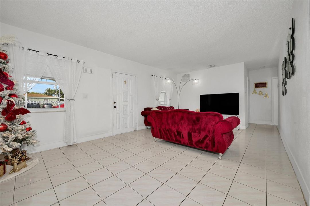 En Venta: $719,000 (4 camas, 2 baños, 1711 Pies cuadrados)