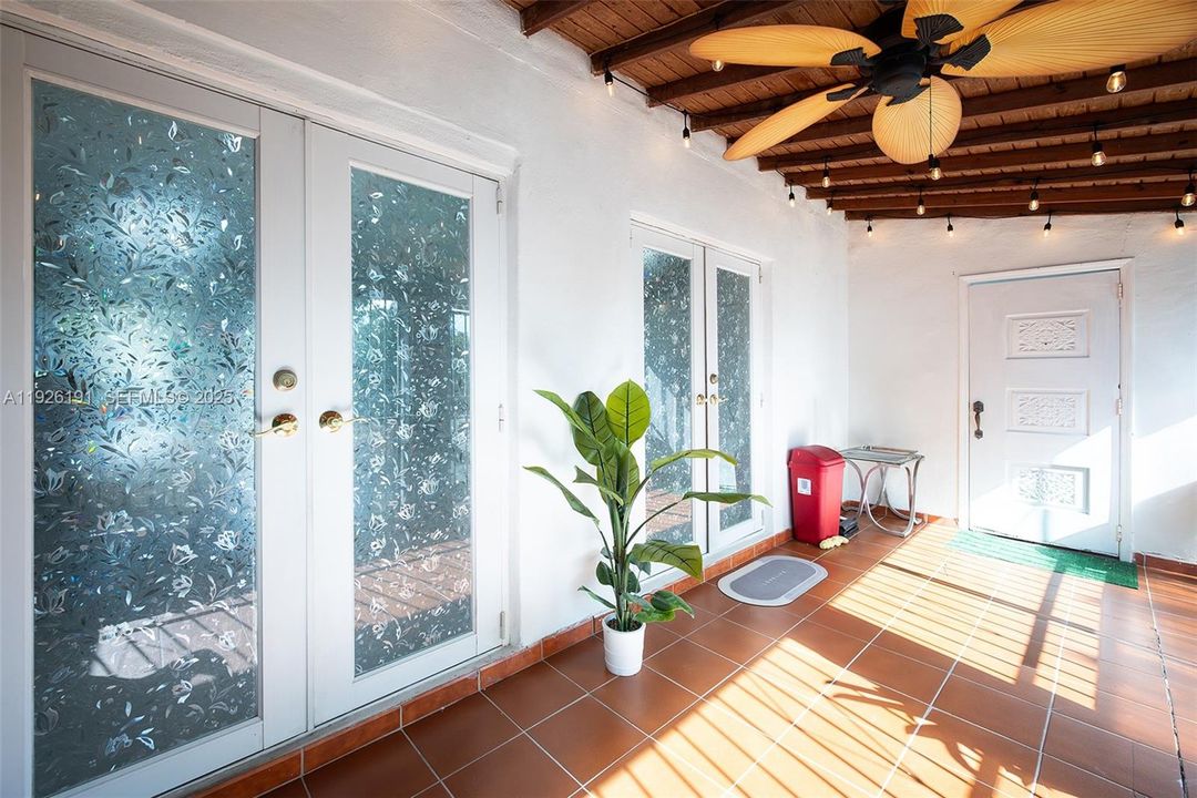 En Venta: $719,000 (4 camas, 2 baños, 1711 Pies cuadrados)